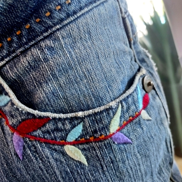Marlow Vintage Originals: Embroidered Jeans: Made in Hong Kong. - Picture 13 of 16